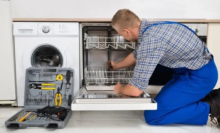 Gölcük Smeg servisi teknisyen ekibi beyaz eşya tamiri yaparken